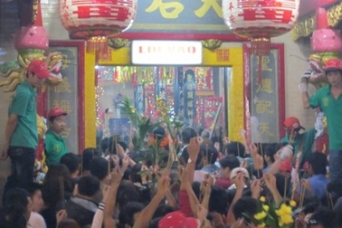 Trắng đêm dâng lễ chùa Bà ngày rằm tháng Giêng