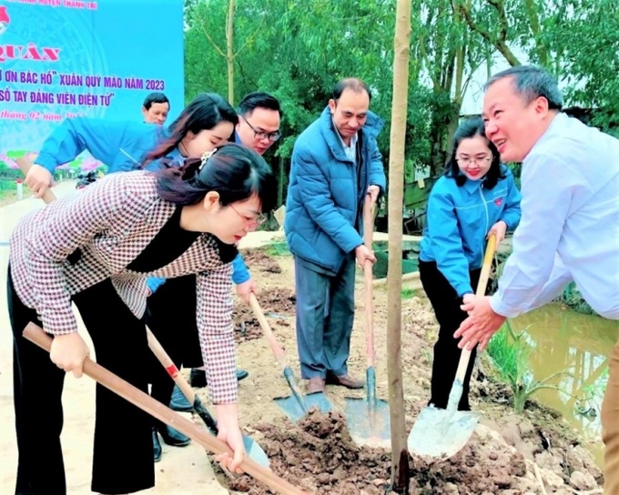 Các đại biểu cùng đoàn viên thanh niên đã trồng mới 25 cây sấu, hoa ban tại tuyến đường liên xã thôn Nhân Hoà - Siêu Quần, xã Tả Thanh Oai