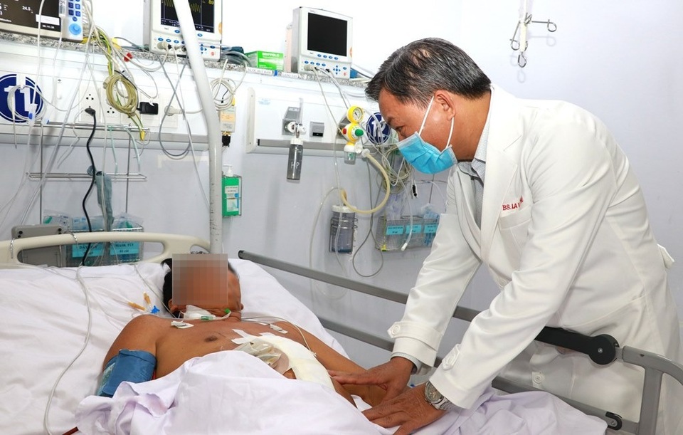 Cứu sống bệnh nhân bị tai nạn giao thông, sự sống tính bằng phút - 1