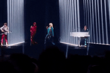 Xem ABBA biểu diễn trên sân khấu sau 4 thập kỷ