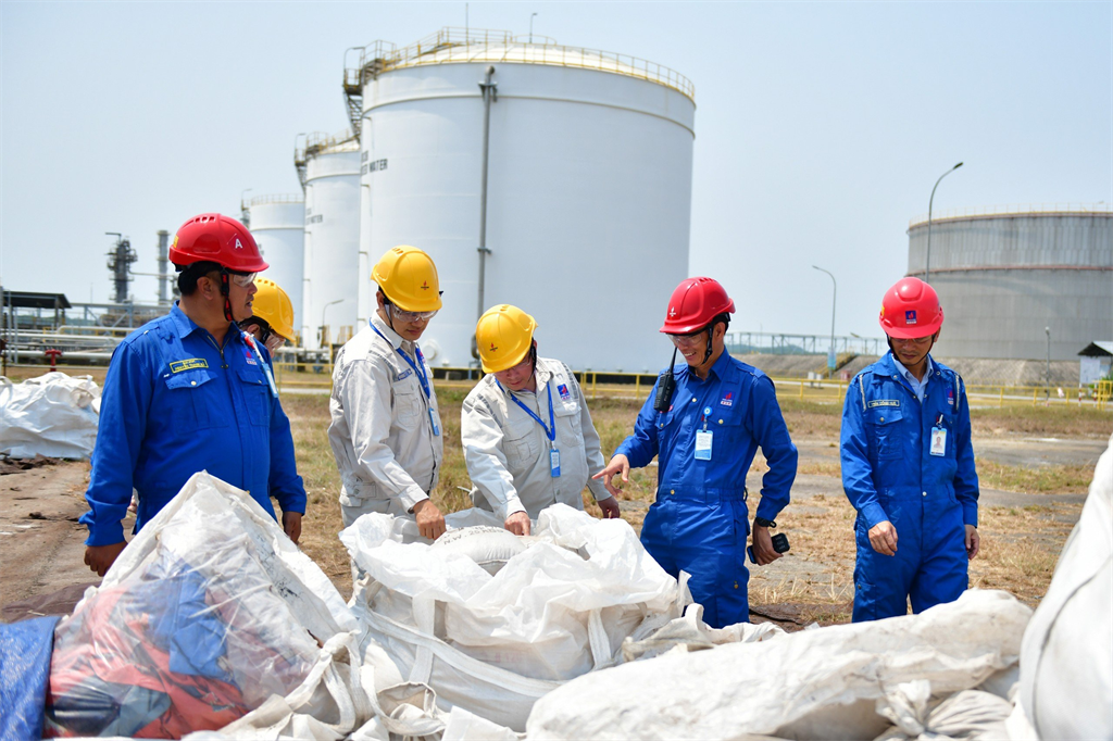 ảnh 3-Đoàn kiểm tra ATSKMT PVN đi thực tế tại khu vực tập kết của chất thải chuẩn bị mang đi tái chế của kho Vật tư NMLD Dung Quất.jpg ảnh 3-Đoàn kiểm tra ATSKMT PVN đi thực tế tại khu vực tập kết của chất thải chuẩn bị mang đi tái chế của kho Vật tư NMLD Dung Quất.jpg