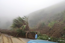 Bùn đất sạt lở chắn ngang quốc lộ 37, giao thông ùn tắc cục bộ