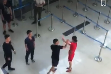 Nữ nhân viên hàng không bị hành hung vì... không chịu chụp ảnh chung?