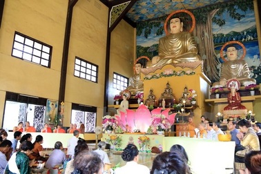 Cộng đồng người Việt tại Lào mừng đại lễ Phật Đản 2561