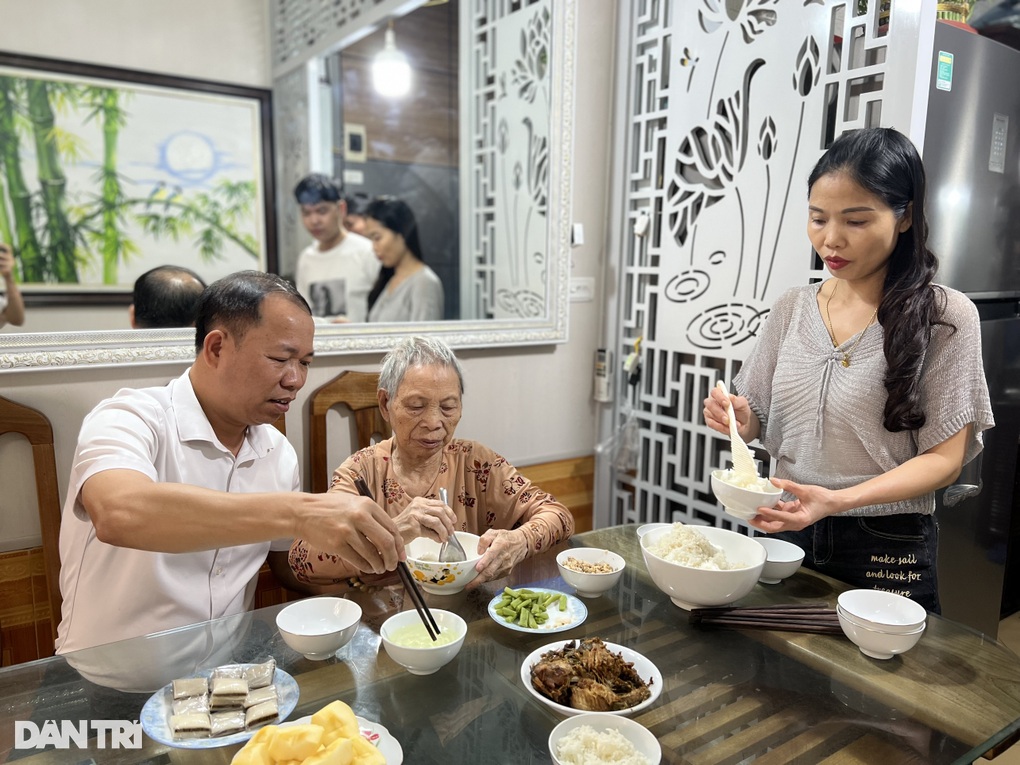 Chuyện ít người biết về ông bố Hà Nội chăm mẹ U100 gây sốt cộng đồng - 7 Chuyện ít người biết về ông bố Hà Nội chăm mẹ U100 gây sốt cộng đồng - 7