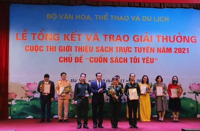 BTC trao Giải Đặc biệt cho Nhóm thí sinh: Đỗ Phương Linh, Nguyễn Mạnh Tuấn, Phạm Phương Thảo – Thư viện Quân đội, Tổng cục Chính trị, Bộ Quốc phòng.