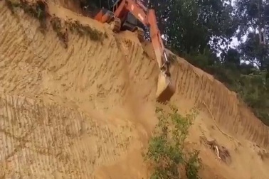 Thót tim màn xuống dốc cát của máy xúc