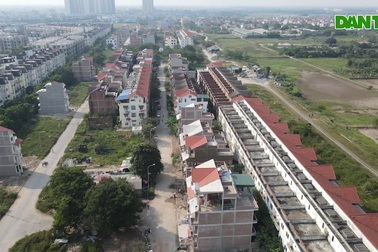 Cận cảnh nhà liền kề tiền tỷ ở Hà Nội thành nơi nuôi bò