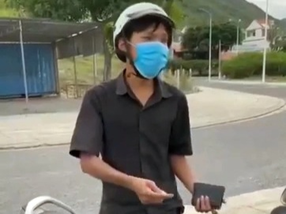Thanh niên vụ bánh mì không phải thực phẩm: Chỉ mong bình an để làm ăn - 2 Thanh niên vụ bánh mì không phải thực phẩm: Chỉ mong bình an để làm ăn - 2