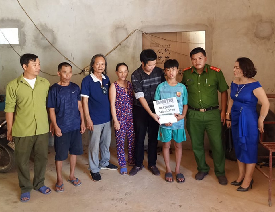 Bạn đọc Dân trí tiếp tục chung tay giúp cậu học trò nghèo cứu mẹ gặp nạn - 1 Bạn đọc Dân trí tiếp tục chung tay giúp cậu học trò nghèo cứu mẹ gặp nạn - 1