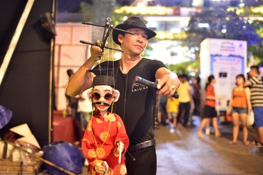 Khi rối ra phố đi bộ