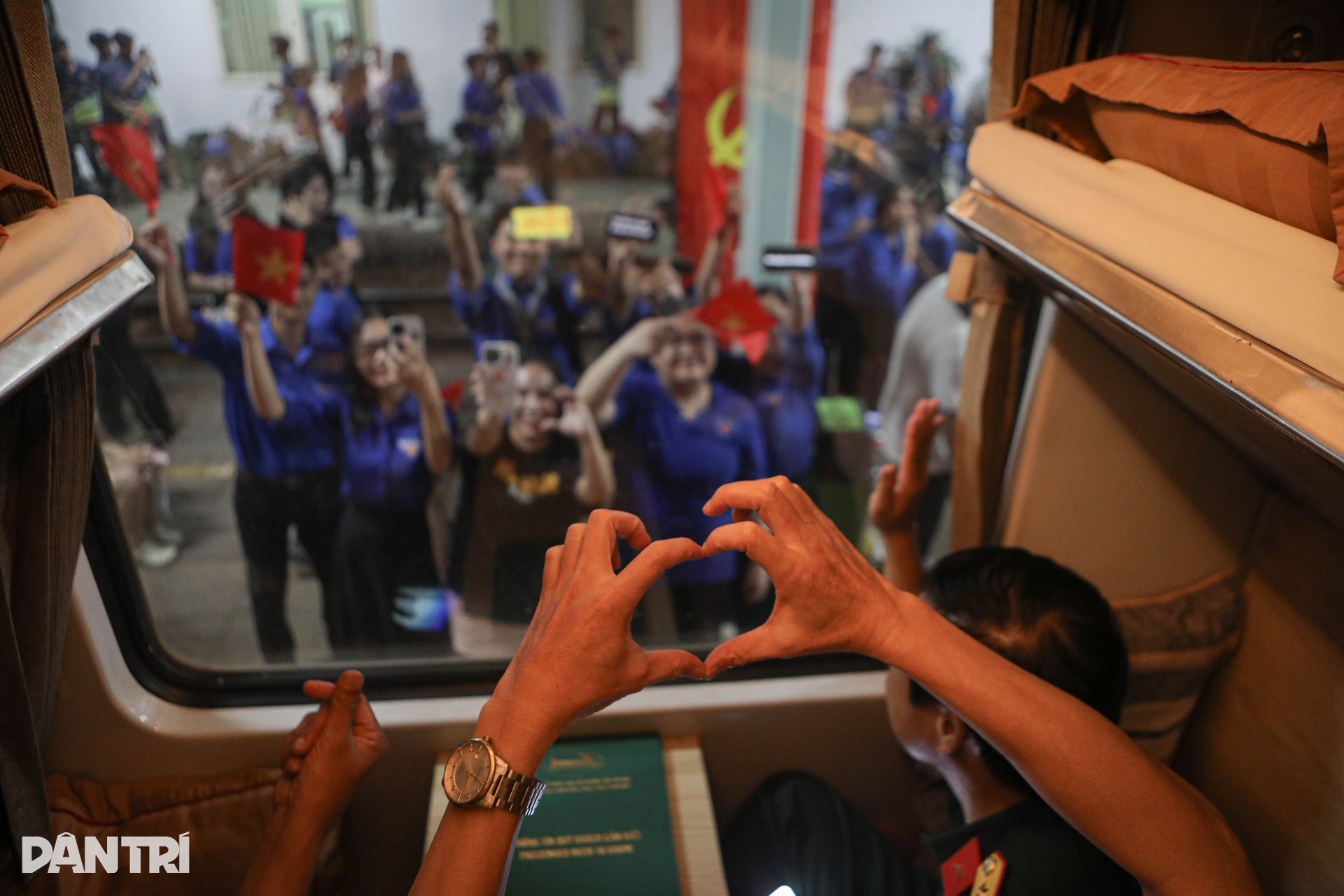 Chiến sĩ diễu binh bịn rịn tạm biệt người dân ở sân ga Biên Hòa - 11