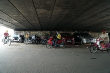 Gầm cầu ở TPHCM biến thành bãi giữ xe, tiềm ẩn nguy cơ cháy nổ