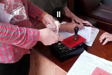 Vụ thu 100.000 đồng làm CCCD: Tạm đình chỉ công tác 3 cán bộ Công an