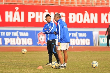 HLV Graechen “kinh ngạc” với mặt cỏ sân Lạch Tray