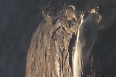 Dòng “thác lửa” như nham thạch chảy từ đỉnh núi