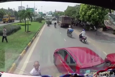 Khi xe bé li choi "đè" xe to...