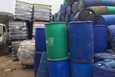 Bắc Giang: Phòng cảnh sát kinh tế tạm giữ hàng hóa nghi có chứa chất thải nguy hại