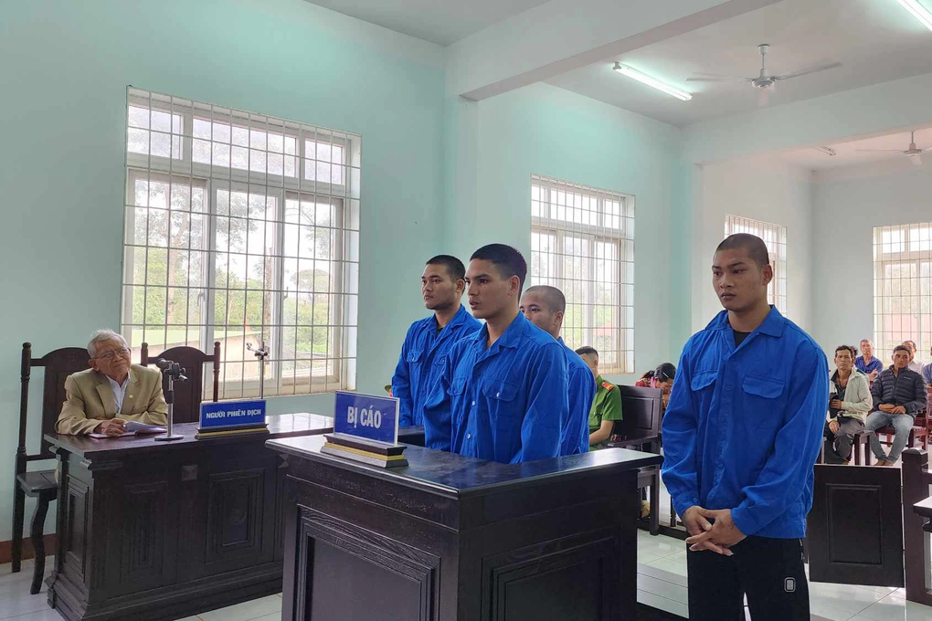 Rủ nhau đập phá xe khách, 4 thanh niên lĩnh án - 1 Rủ nhau đập phá xe khách, 4 thanh niên lĩnh án - 1