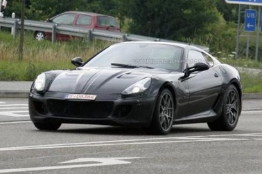 Mẫu xe kế nhiệm Ferrari 599 trên đường chạy thử