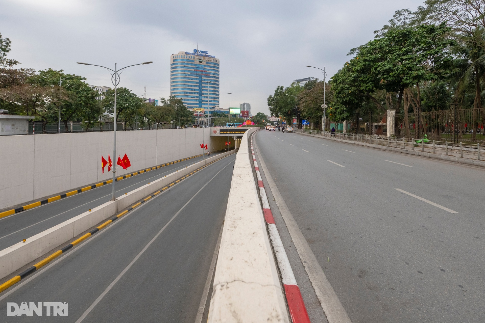 Giao thông Hà Nội thông thoáng, người dân thảnh thơi đi sắm Tết - 8 Giao thông Hà Nội thông thoáng, người dân thảnh thơi đi sắm Tết - 8
