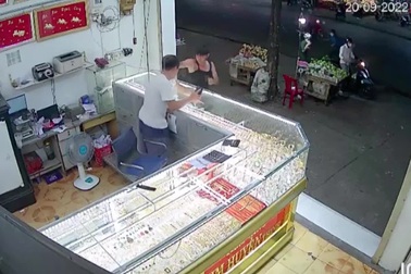 Khoảnh khắc tên cướp đập tủ kính, vơ vàng ném ra đường ở Bình Dương