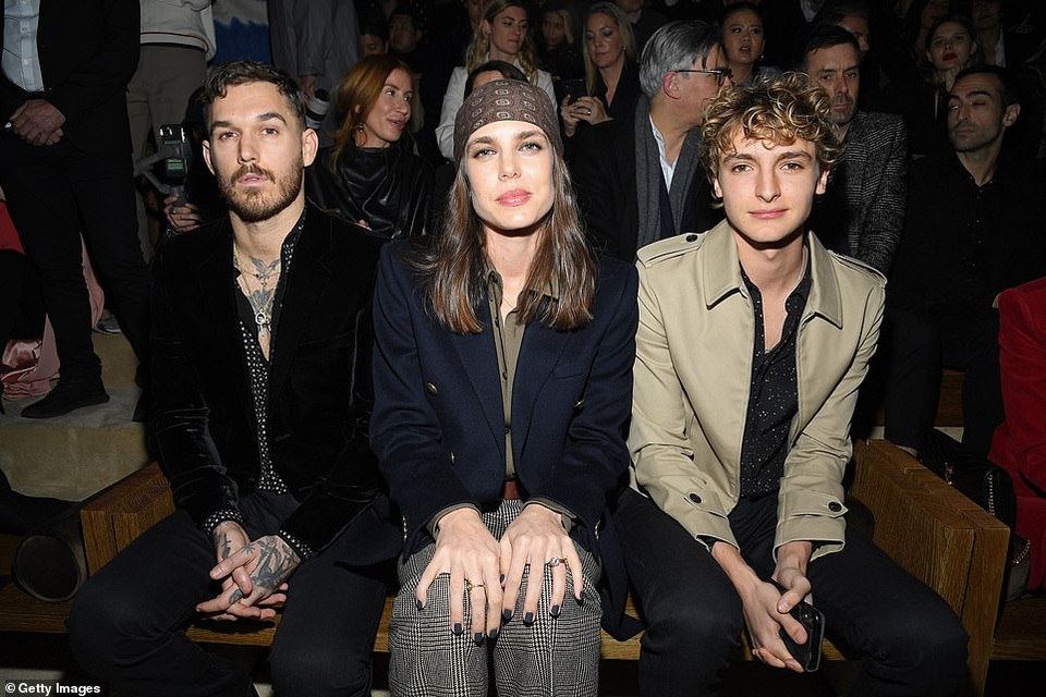 Kaia Gerber khoe ngực căng đầy trên sàn catwalk - 25 Kaia Gerber khoe ngực căng đầy trên sàn catwalk - 25