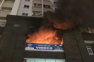 Trường mầm non tại chung cư cao tầng bốc cháy dữ dội