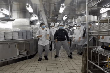 Thuỷ thủ đoàn nhảy múa trên du thuyền chứa "ổ dịch" đang bị cách ly