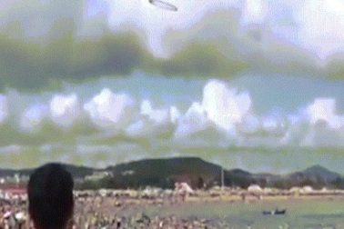 Vòng tròn kỳ lạ lơ lửng trên bãi biển đông người ở TQ