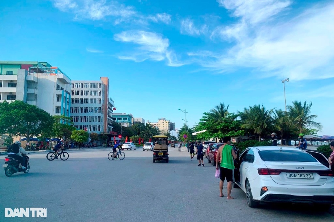 Nắng ấm đầu hè, du khách đổ về Sầm Sơn ngày cuối tuần - 10 Nắng ấm đầu hè, du khách đổ về Sầm Sơn ngày cuối tuần - 10