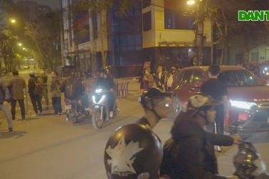 Lực lượng chức năng lập rào chắn đoạn phố từ Trúc Bạch đến Châu Long