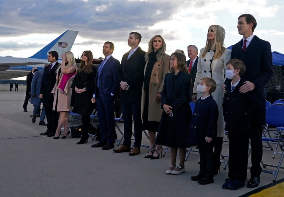 Con gái Ivanka khóc khi cha mãn nhiệm - 3 Con gái Ivanka khóc khi cha mãn nhiệm - 3