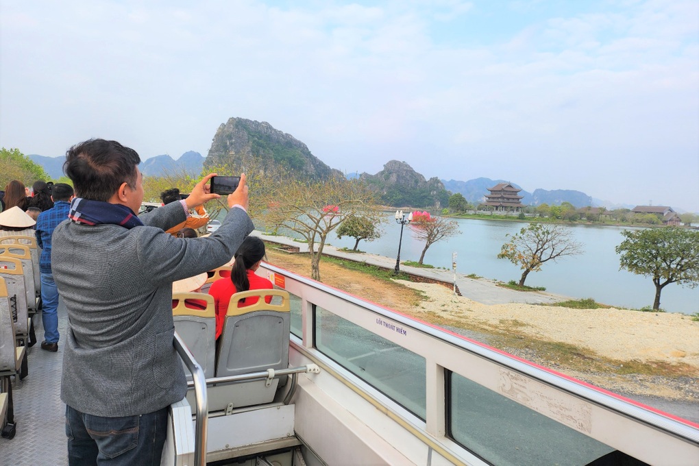 Ngồi xe buýt 2 tầng tham quan cảnh đẹp di sản Tràng An - 4 Ngồi xe buýt 2 tầng tham quan cảnh đẹp di sản Tràng An - 4