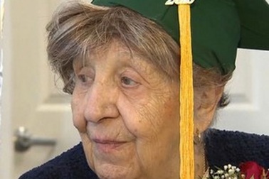 Cụ bà nhận bằng tốt nghiệp phổ thông ở... tuổi 100