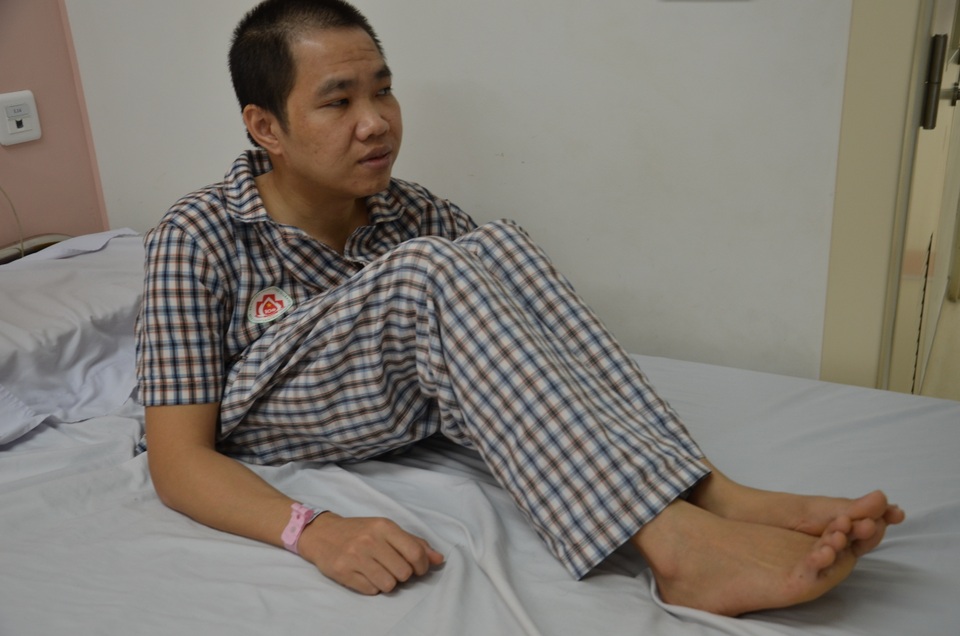 Thương người đàn ông có thân hình gãy gập đến ngồi chơi với con cũng khó - 4 Thương người đàn ông có thân hình gãy gập đến ngồi chơi với con cũng khó - 4