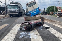Xe khách tông 2 xe máy rồi trèo lên dải phân cách, 2 người thương vong