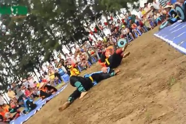 gay cấn cờ người