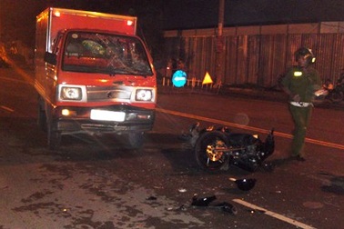 Xe máy tông ô tô, hai thanh niên nguy kịch