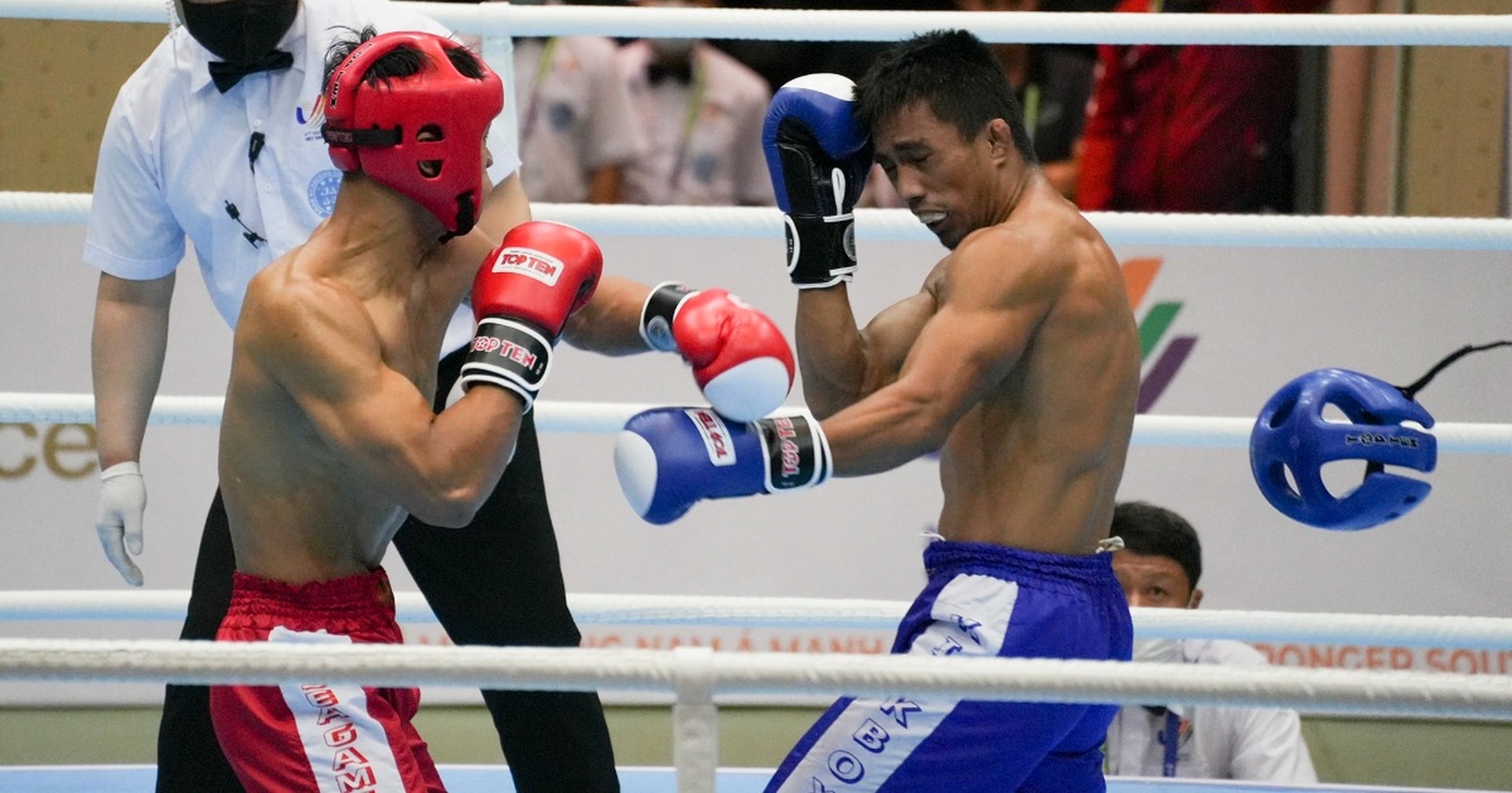 Kịch tính võ sĩ Kickboxing Việt Nam đấm bay mũ đối thủ tại SEA Games 31 - 12