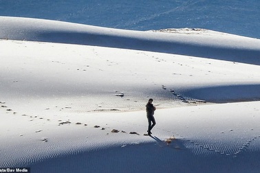 Băng tuyết bất ngờ phủ trắng sa mạc Sahara