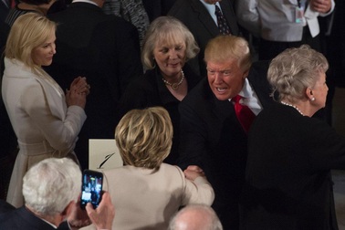 Ông Trump bất ngờ mời quan khách đứng dậy vinh danh bà Clinton tại tiệc trưa