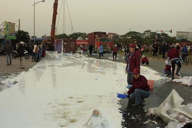 Container rơi xuống đường, mủ cao su trải trắng xóa