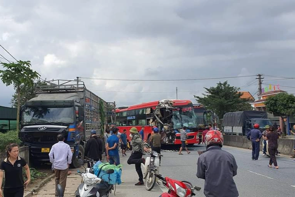 Xe khách nát đầu sau tai nạn liên hoàn, một người tử vong - 1 Xe khách nát đầu sau tai nạn liên hoàn, một người tử vong - 1