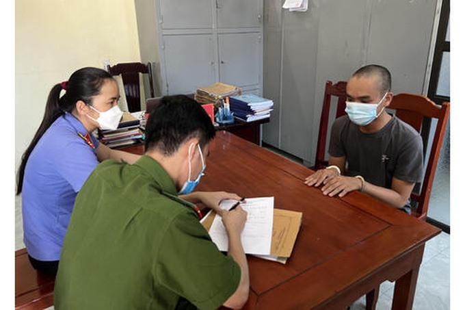 Đối tượng Lê Văn Bình tại cơ quan Công an (Ảnh: Công an Thanh Hóa)