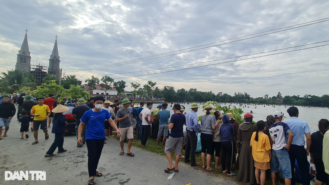 Hàng trăm nơm thủ cùng lao xuống hồ bắt cá - 13 Hàng trăm nơm thủ cùng lao xuống hồ bắt cá - 13