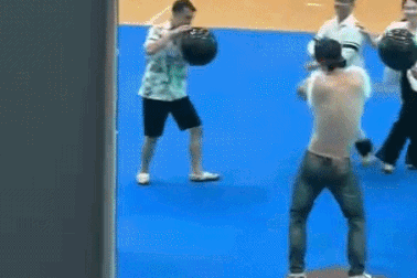 Chiến sĩ Công an Hà Nội hóa thân thành vũ công ở hội thao gây sốt