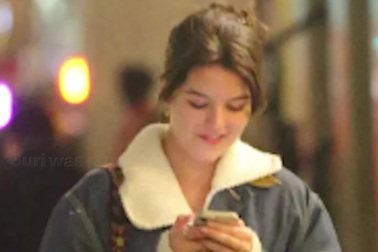 Sắp tròn 18 tuổi, Suri Cruise tự tin xuống phố một mình