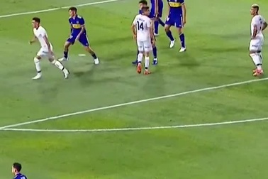 Cay cú vì bị đội trưởng chửi mắng, cầu thủ thẳng tay... tát