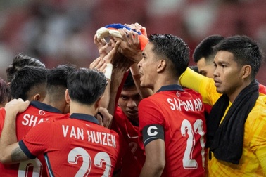 Thua hai bàn khó hiểu từ trên trời rơi xuống, Campuchia rơi vào thế cực khó